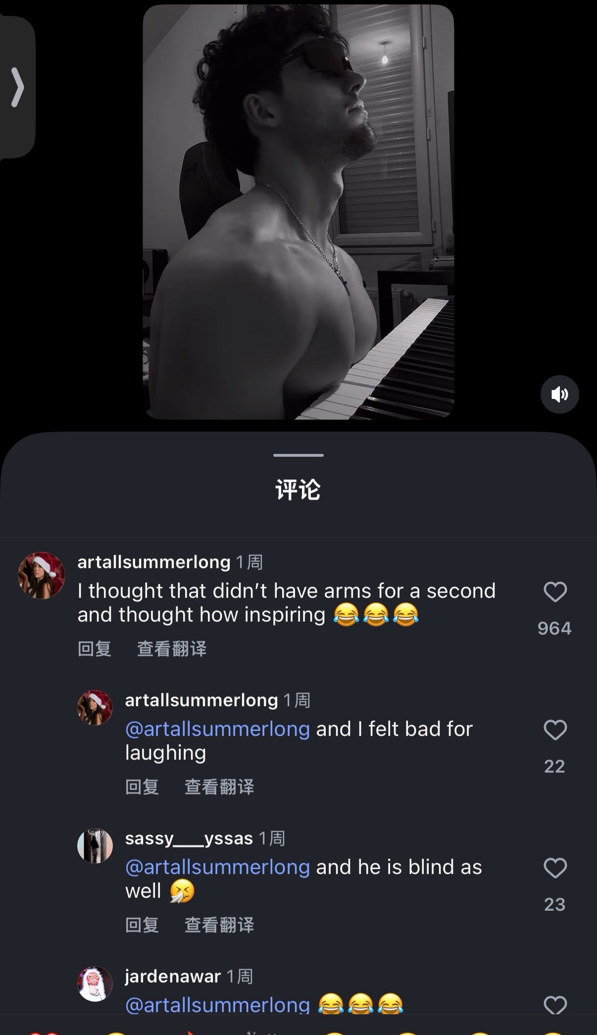 带着墨镜用(•）(•)弹琴自以为很帅时……网友:没胳膊的盲人都能用胸肌弹琴，太励