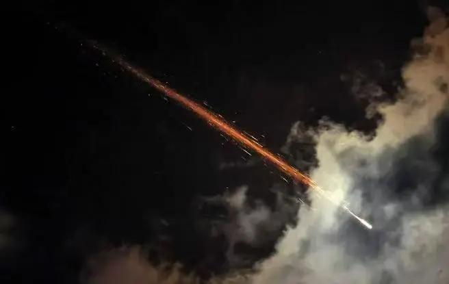 伊朗的导弹划破天际，可是以色列和美国居然没有发射一枚防空导弹。其实伊朗的导弹使用