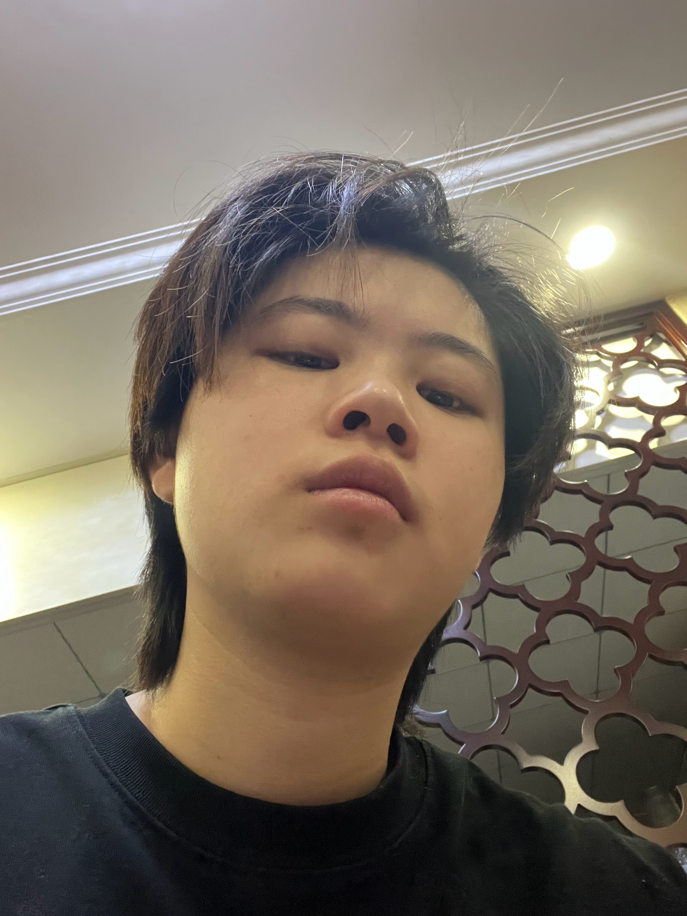 早今天七点多就起床上班了，有种淡淡的死感不知道是因为周末要上班，还是因为昨晚输了