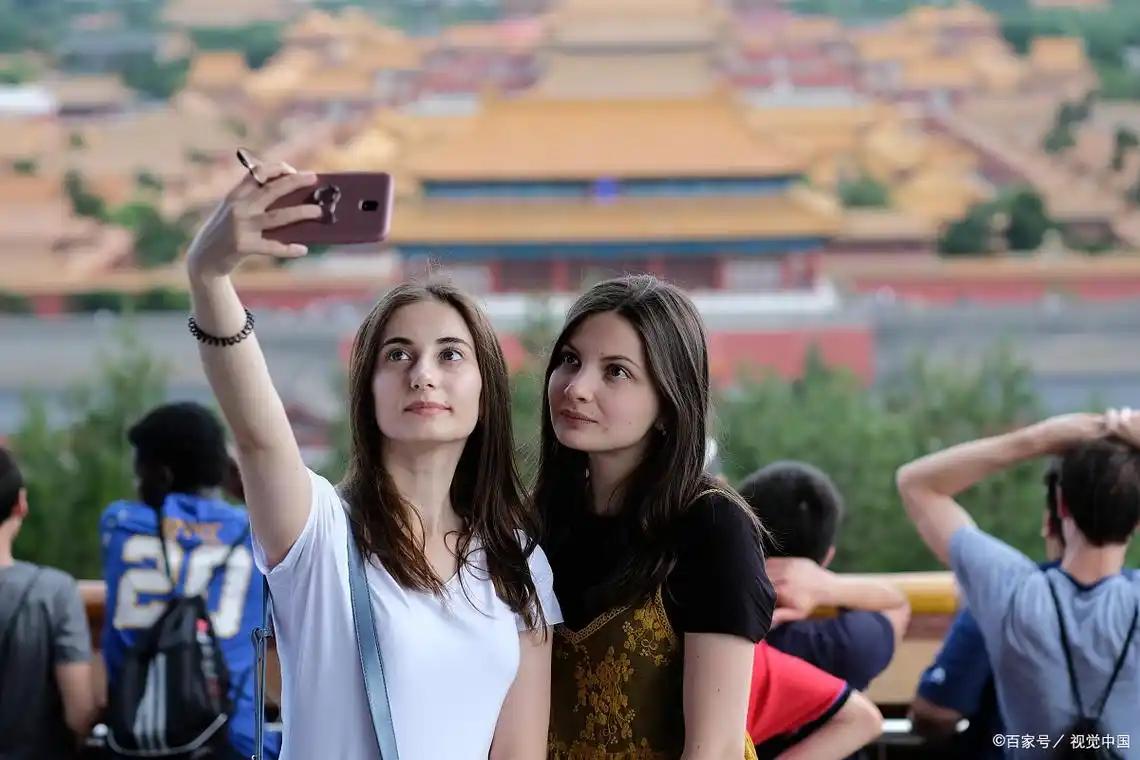 当你以为中国强大了，走出国门就会被尊重？而现实给了沉重一击。
 
麻烦看官老爷们