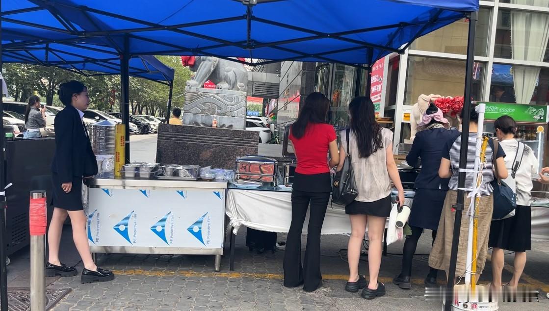 现在好多酒店中午都有便宜快餐，昨天路过红山的绿洲大酒店，老远看有人在端着碟子走来