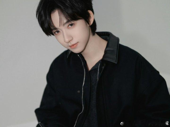 娱乐贺峻霖今天盯片贺峻霖盯片 贺峻霖今天盯片 