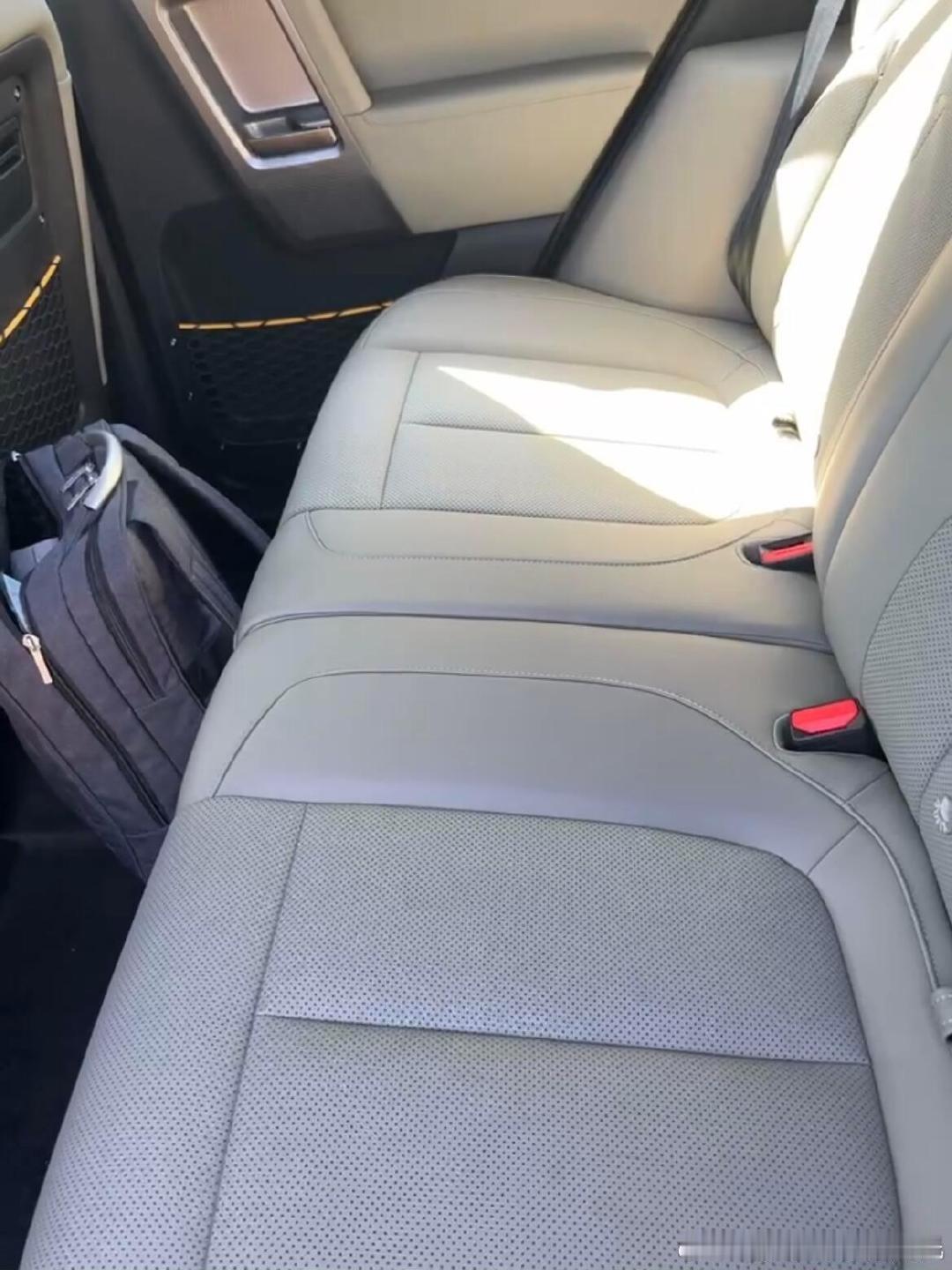 奇瑞的设计师是不是对储物空间有什么执念，后备箱下沉空间和各种储物格子、网兜，分分