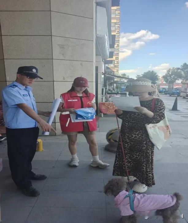 万柏林区西铭街道开城里社区：警格联动宣传 文明养犬共护家园

为规范养犬行为，整