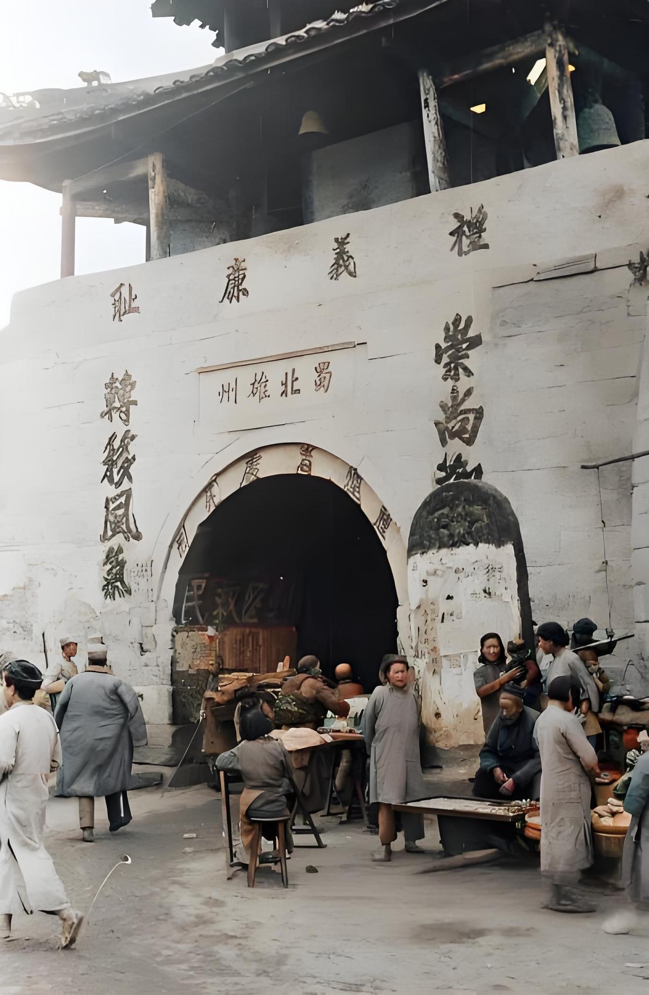 这张拍摄于1944年山西（但是城墙上蜀北雄州这是在山西？）的老照片，展现了城门前