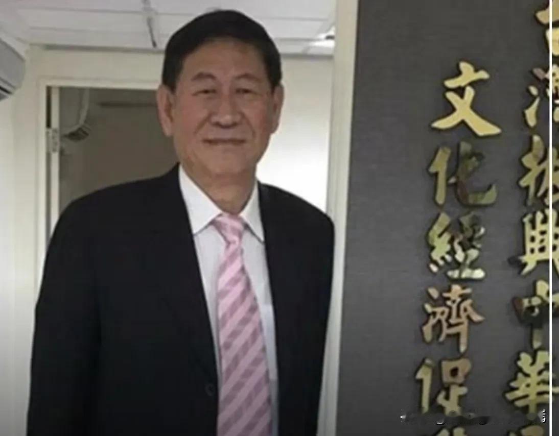 只因在香港起立听国歌，退役少将被砍七成五退俸，当局这手惩戒实在够狠
 
赖清德当