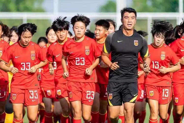 谁说中国足球没希望？中国U17女足在苏州四分之一决赛中，3比0横扫印度，提前锁定