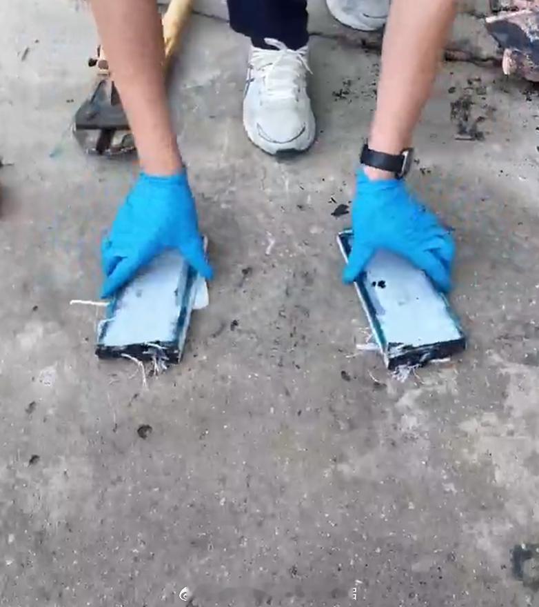比亚迪电池又被暴力拆解！烟都不冒，近日，有博主对比亚迪二代刀片电池做了一个暴力拆