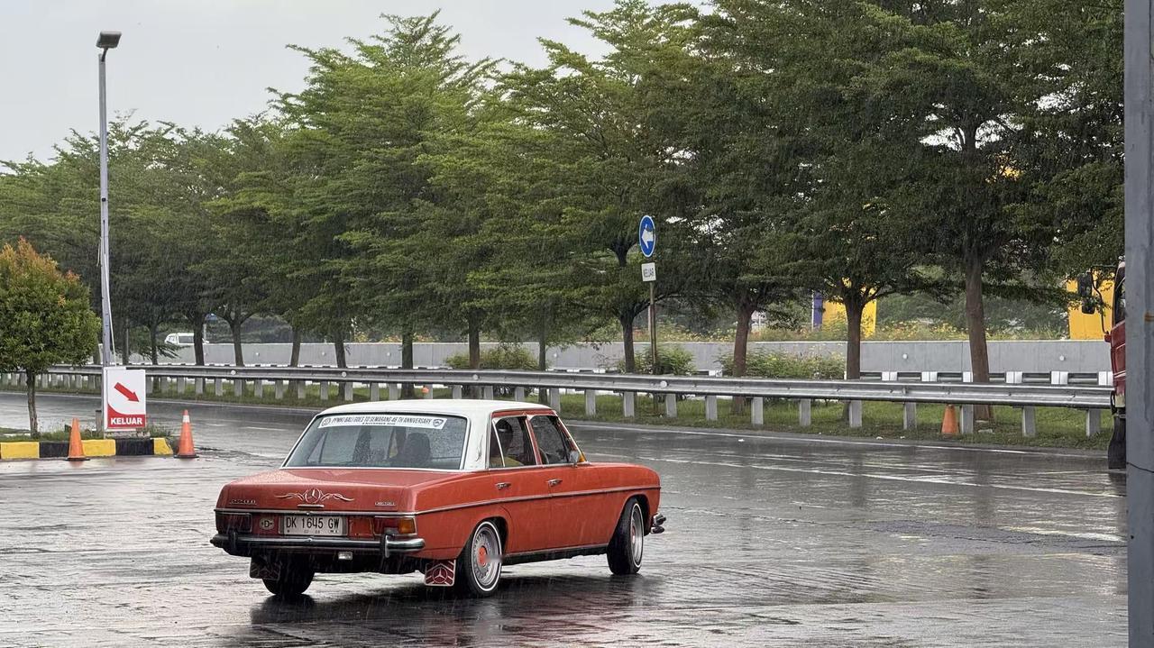 是不是随着自己的年纪越大
就越容易喜欢这些经典车？
哪怕自己跟这些经典车时空不重