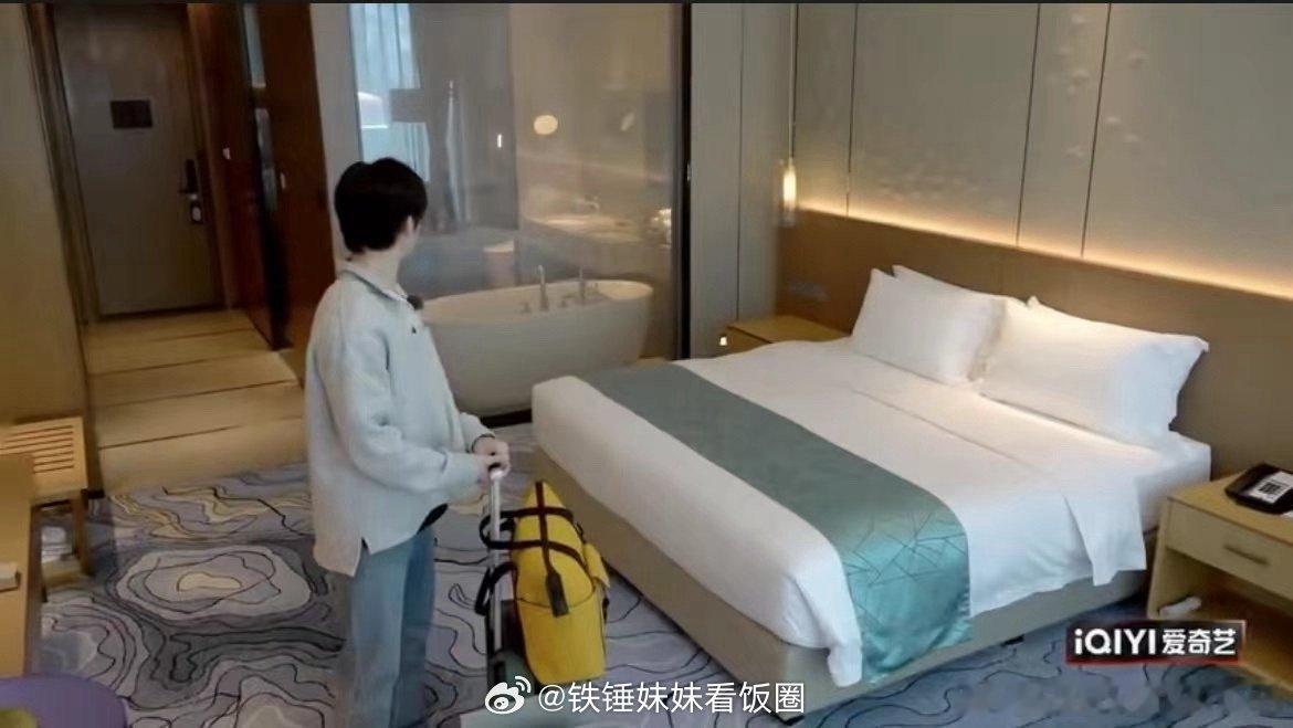 #侯明昊 福尔摩斯昊#真的太喜欢候明浩的性格了呀，在10天之后回到现实中的表现真