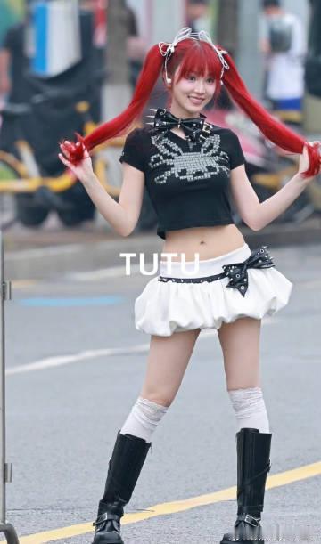黄灿灿 安琪拉亮眼红发搭配清甜双马尾，轻松拿捏安琪拉可爱人设，黄灿灿造型贴合又出