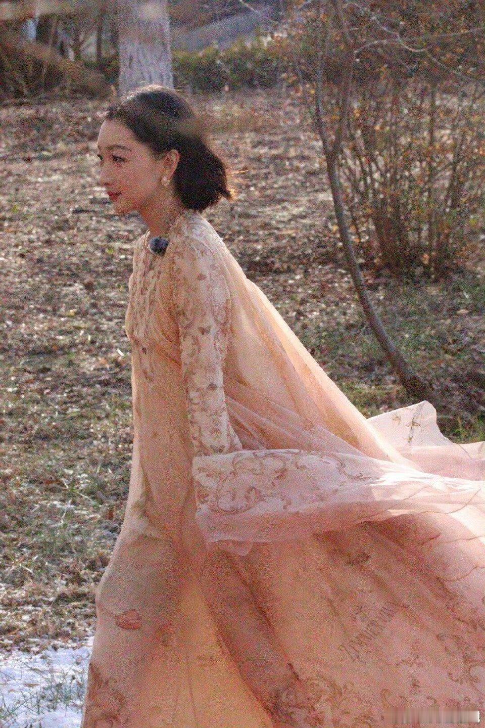 周冬雨剪回短发了周冬雨还是短发yyds～ 新短发瞬间梦回安生，灵动又元气，比长发