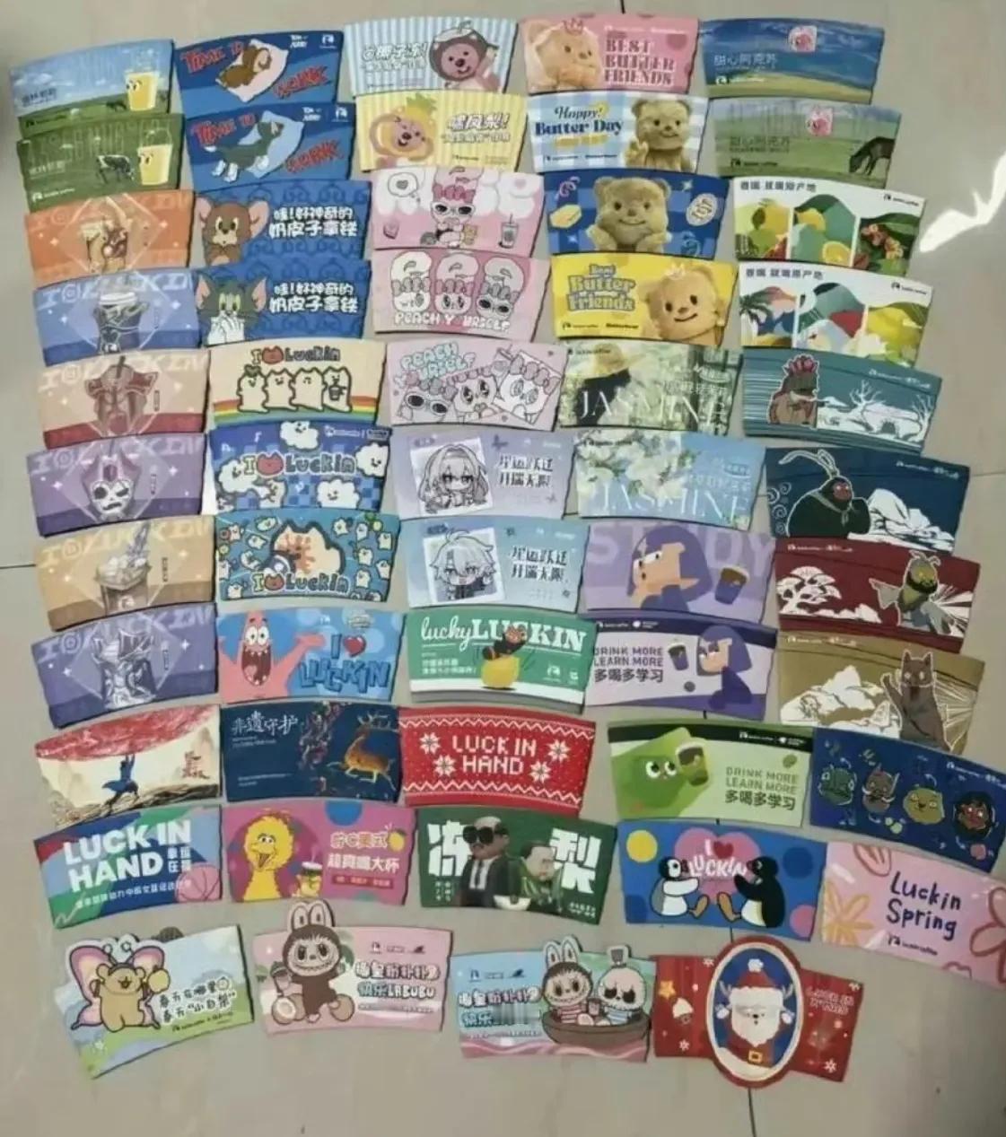 最近刷手机总能看到这样的画面：朋友们晒出五颜六色的奶茶袋，整整齐齐码在架子上，像