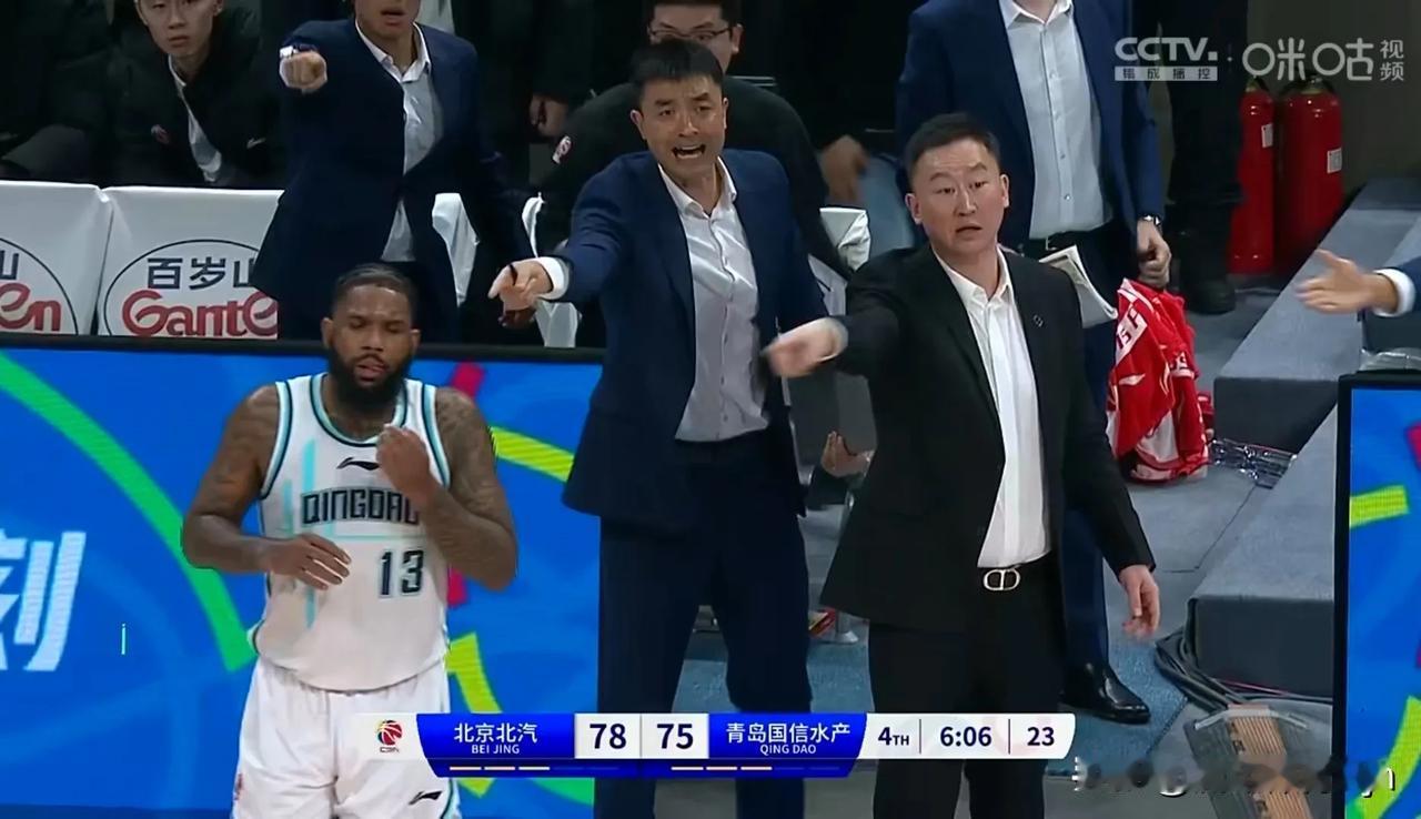 这球该不该吹违体？

刚刚结束的青岛vs北京的比赛中，第四节6分22秒时，鲍威尔