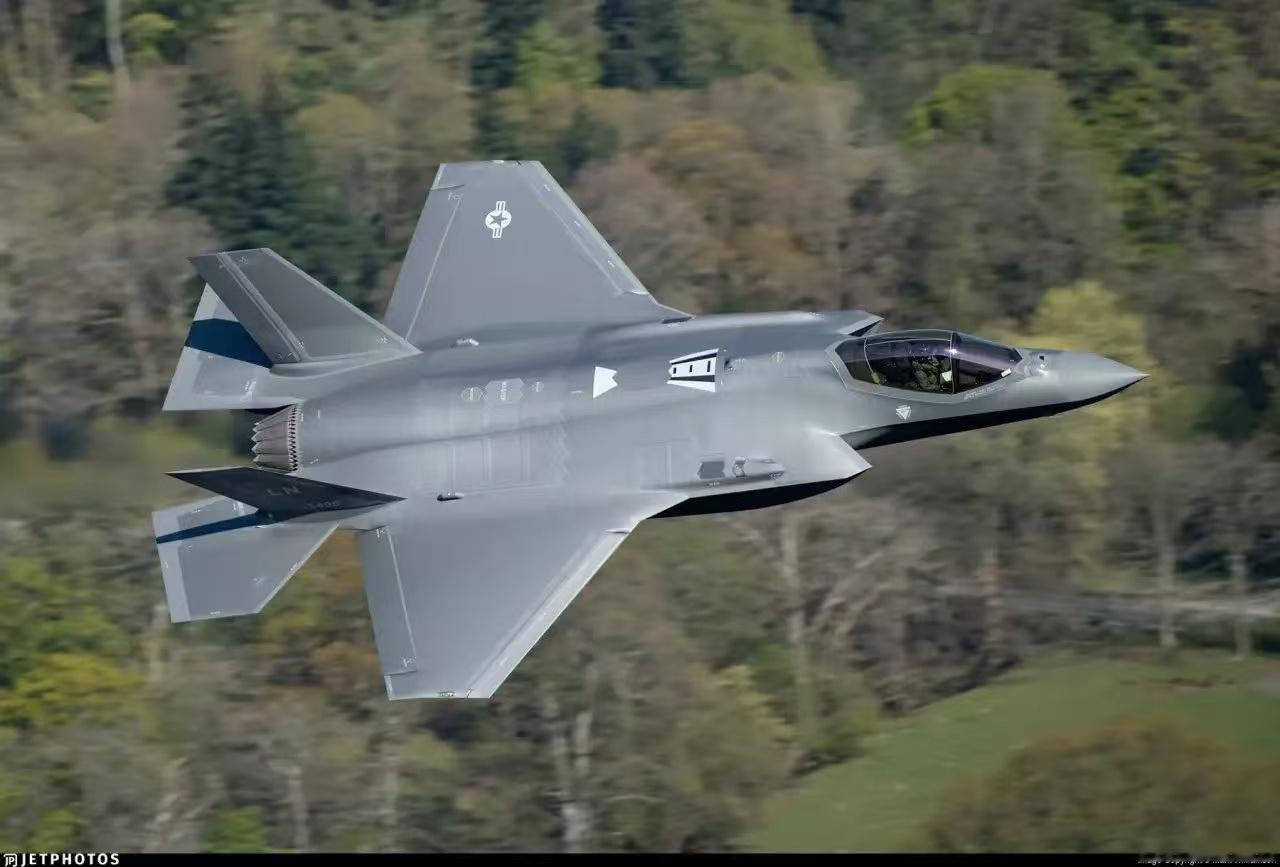 一架美国F-35战斗机在日本上空发出7700代码信号后，在青森县附近海域从雷达屏