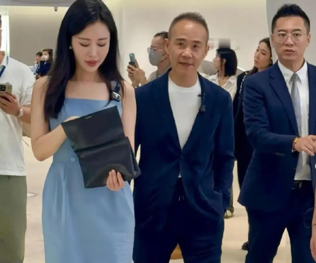 72岁王石被当众呛声
 
田朴珺在节目里直接甩脸：你爱自己永远多过我。镜头没剪，