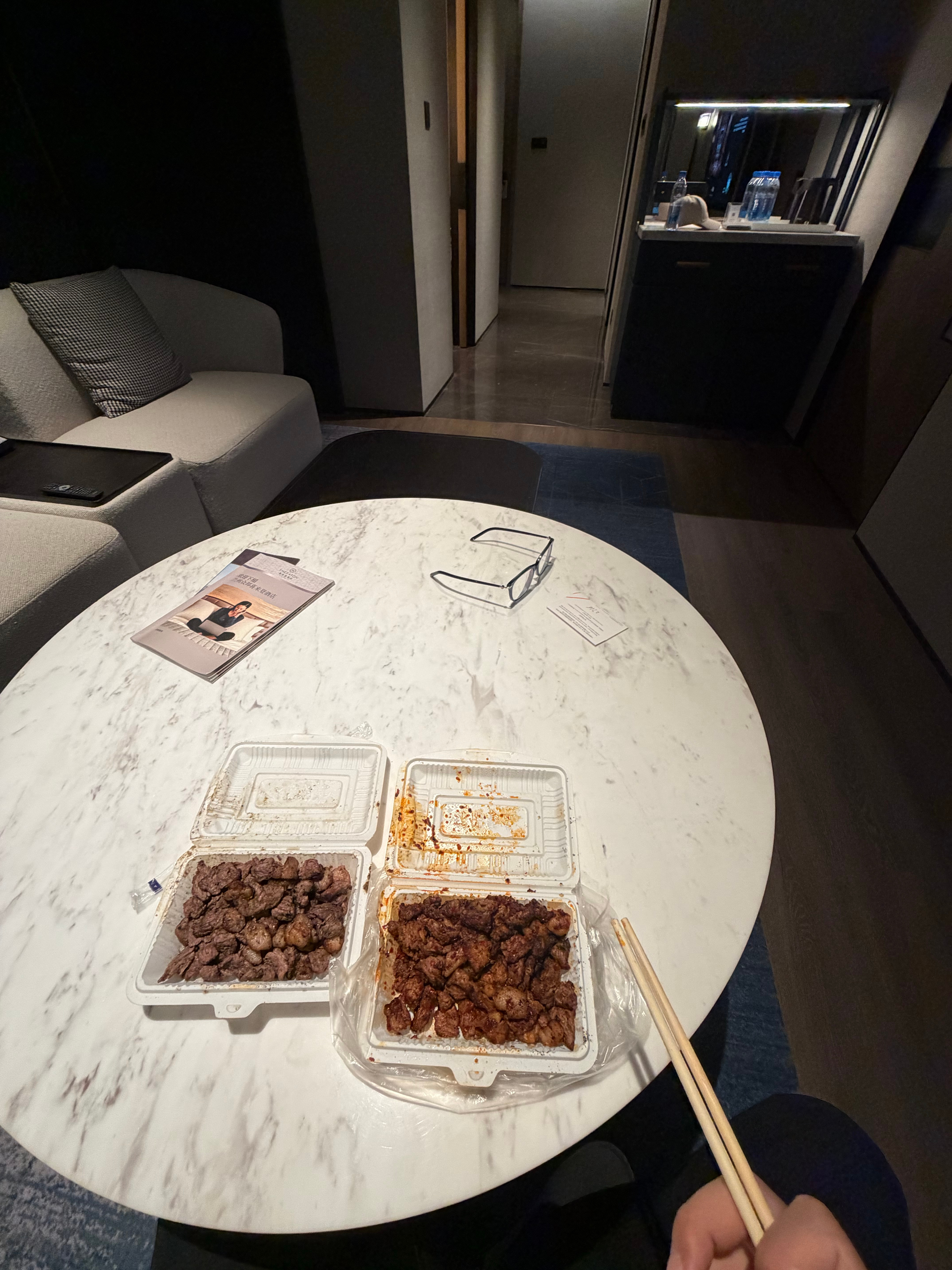 两盒肉80元… 口喊还行！辣椒很多！但是没有那么夸张，明天去吃牛肉面！ 
