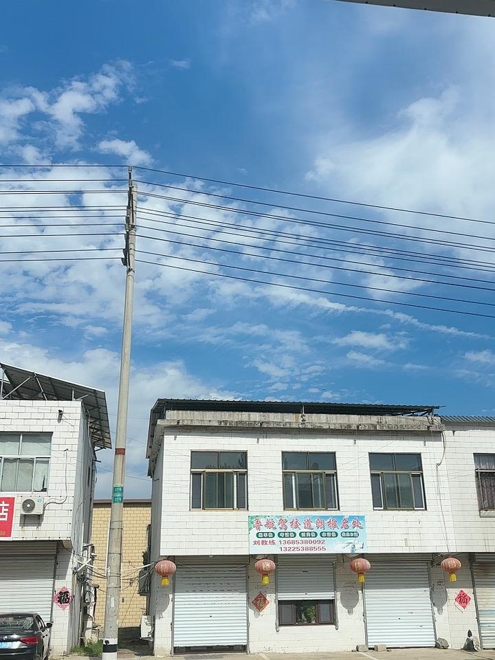 今天是农历六月初三，入伏第二天，天气就像入秋了一样，秋高气爽的！