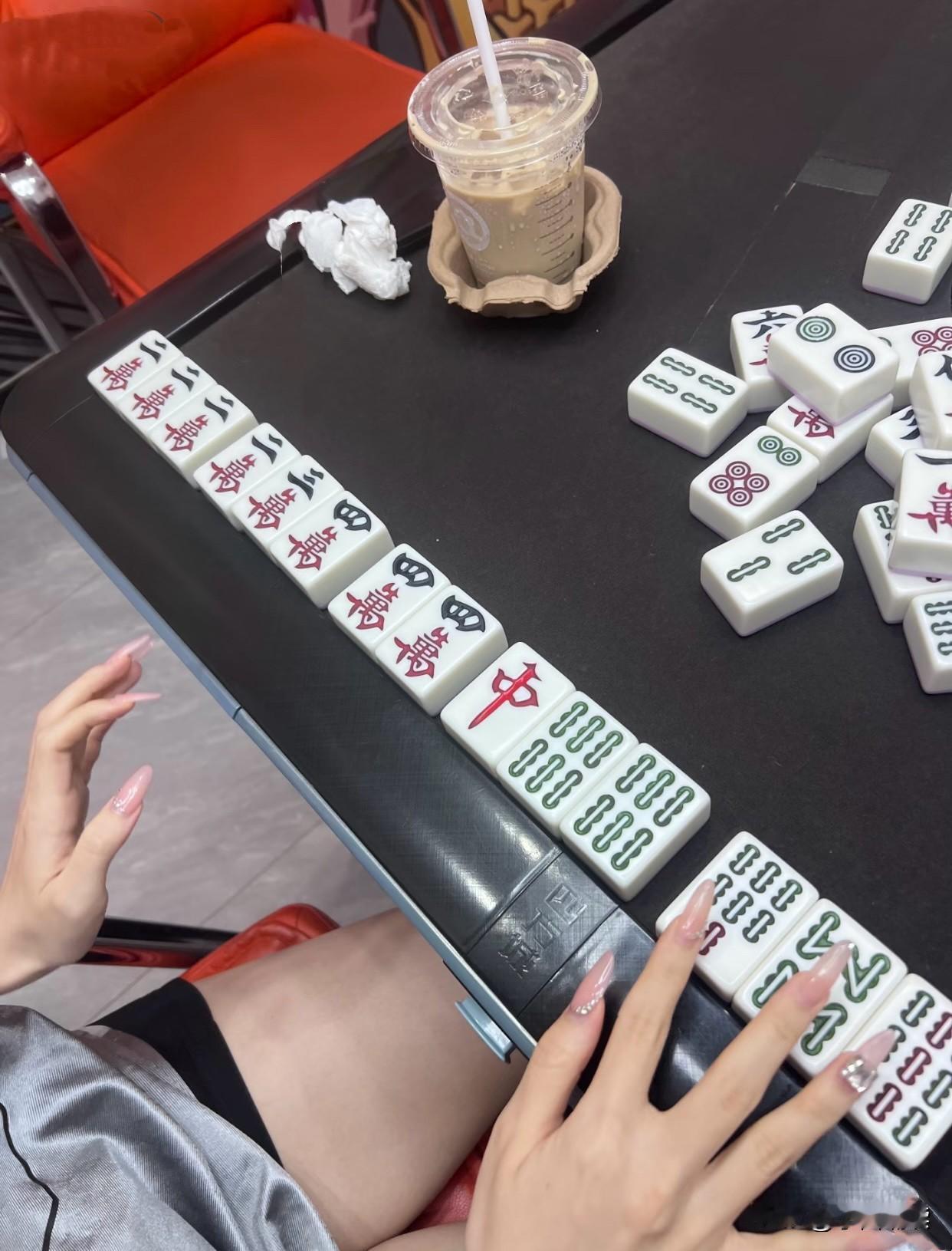 女朋友说她天天呆在家太闷了，我说让她连续100天去麻将馆打麻将，你们说她会学坏吗