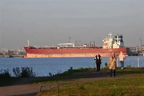 一夜之间，布伦特原油跳涨4%，冲上113美元，周五盘中一度逼近117美元，创下5