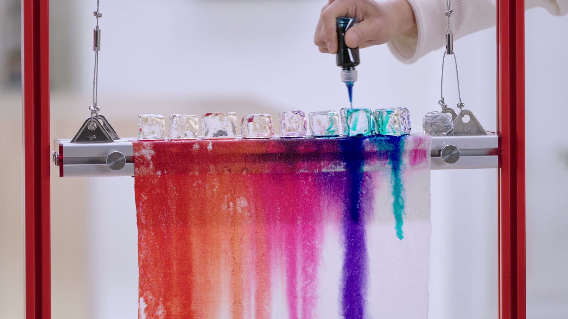 肖战用冰块画了一幅画 看肖战用冰块慢慢完成一幅画，真的有种说不出的浪漫感。透亮的