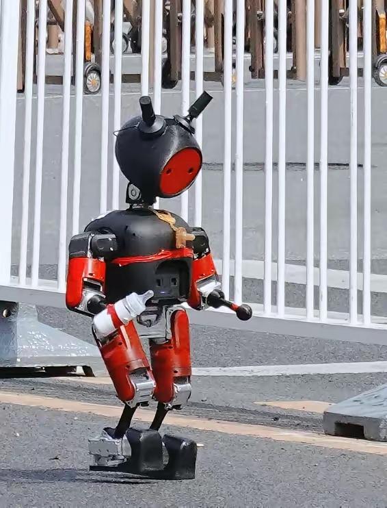 大家都误会了，
倒数第一的小派才是最厉害的那个！

其实他是自助机器人，自己跑了