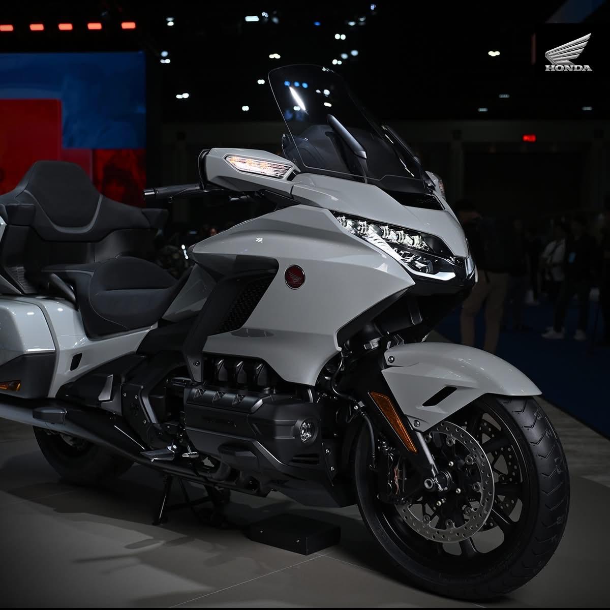 一次顶级的体验... 等你摸它。
全新26款本田金翼完美结合了全动力和奢华。 更