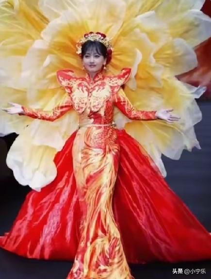 近日，北京时装周，73岁的赵雅芝首度登临高定秀场领衔主演，窈窕亮相！3套国风高定