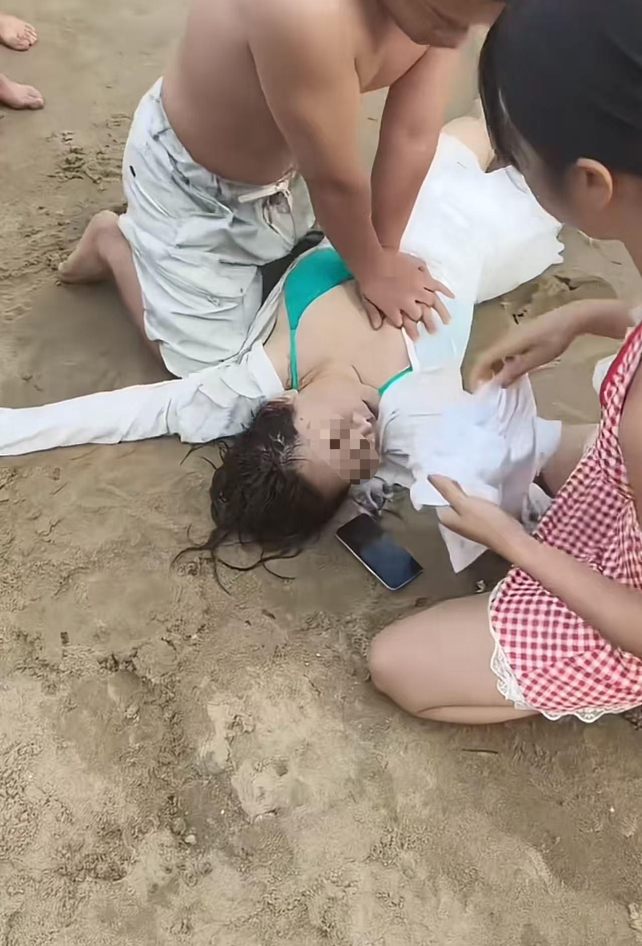 女子溺水，男子给她做心肺复苏，但手却大部分按在女子胸上，被网友质疑动机不纯，还有