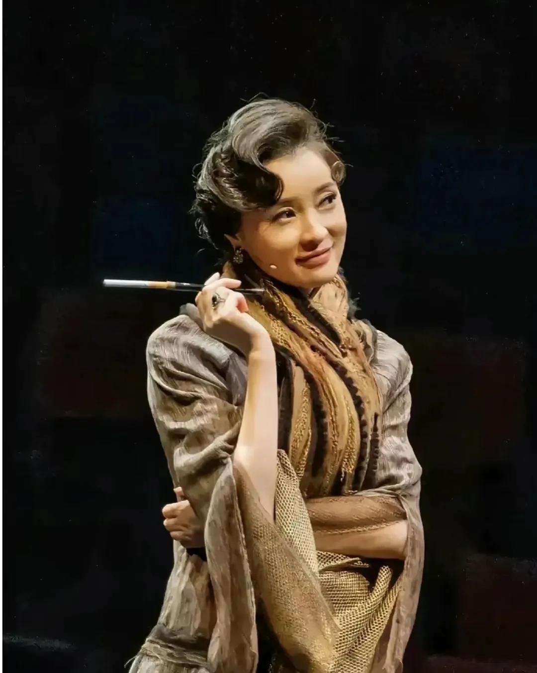 吴越这么漂亮的女人竟然会被陈建斌甩[思考]，真不明白那个油腻男有什么了不起的。好