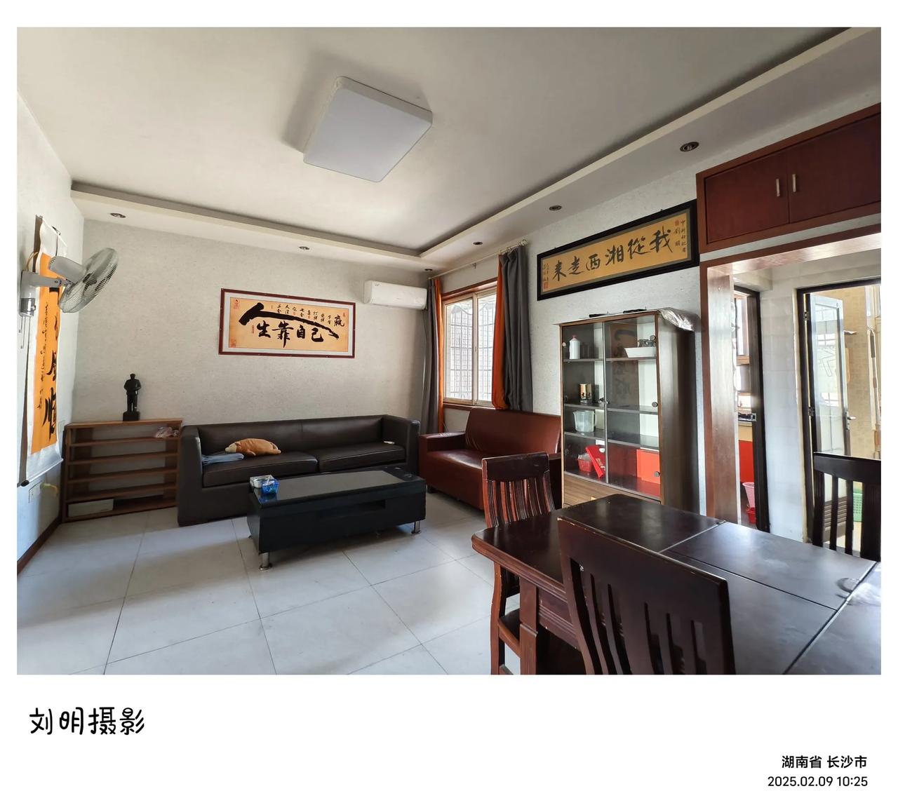今天，我回到了老房子。站在那扇熟悉的门前，时光的洪流瞬间将我冲回过去。这是二十三