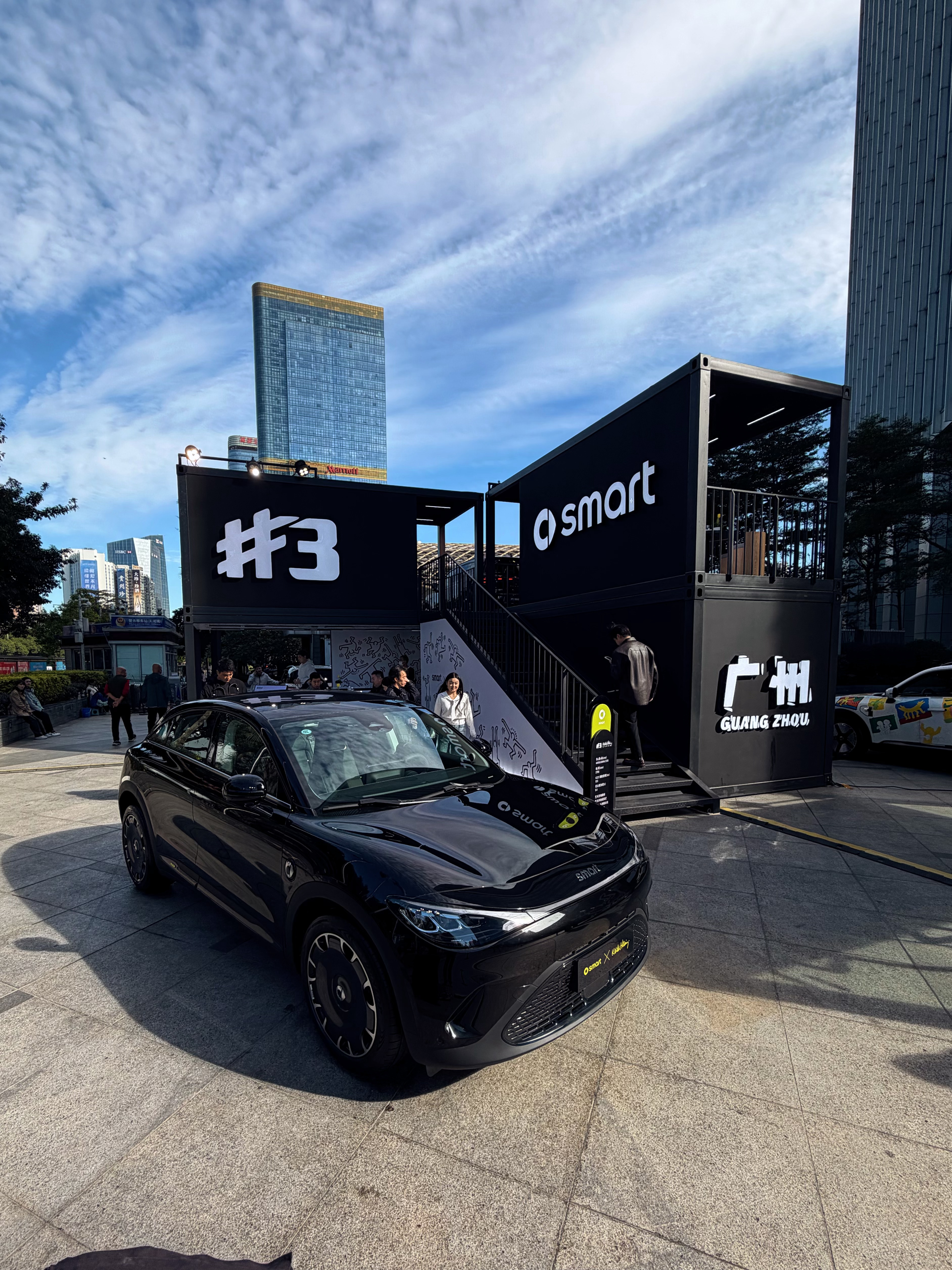smart x Keith Haring街头艺术公园，限量版smart 精灵3号