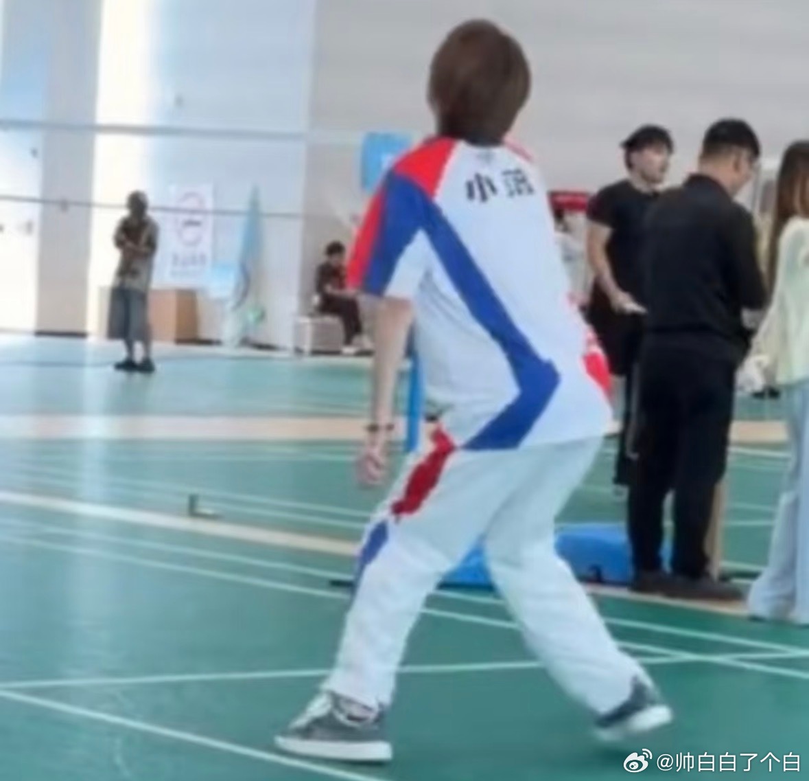 竞人运动会梗图直出 谁也没想到职业选手线下运动状态反差这么大，离谱神态动作笑料不