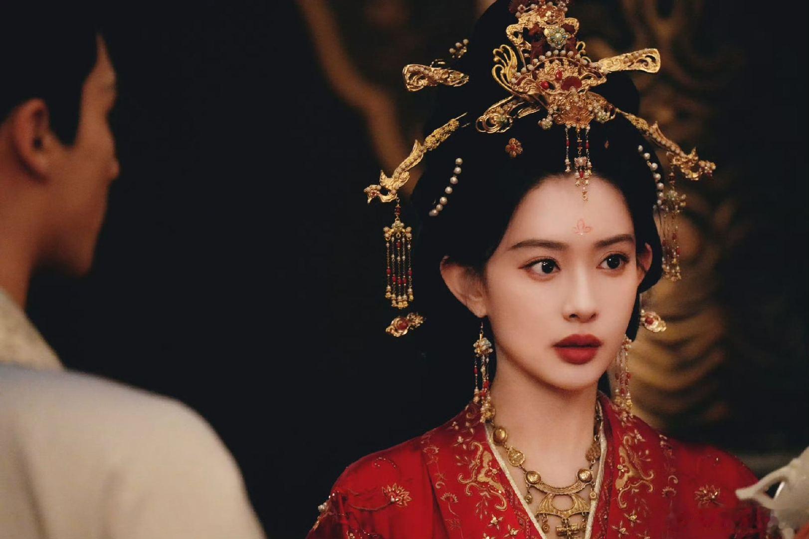 孟子义新婚造型百花杀 果然红衣和孟子义适配度满分，这套大婚妆造典雅又明艳，尽显古