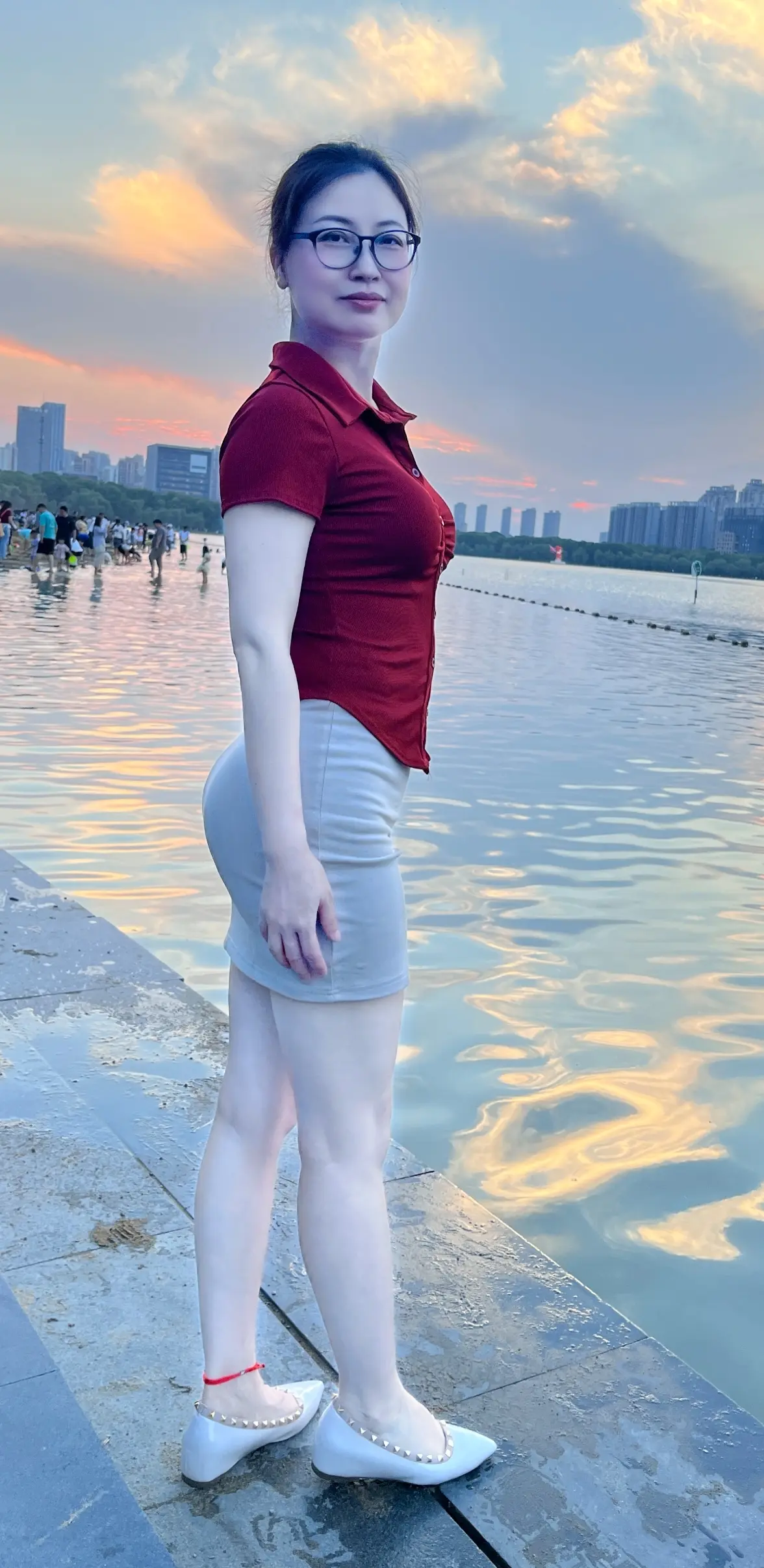 你知道男人为什么喜欢抽烟吗?喜欢抽烟的男人都是有故事的，年龄越来越大...