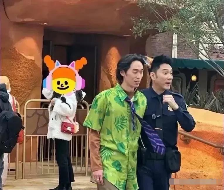 林依轮与儿子合照，这哪里是父子啊！这分明就是哥俩个。
林依轮一身深蓝色制服，精神