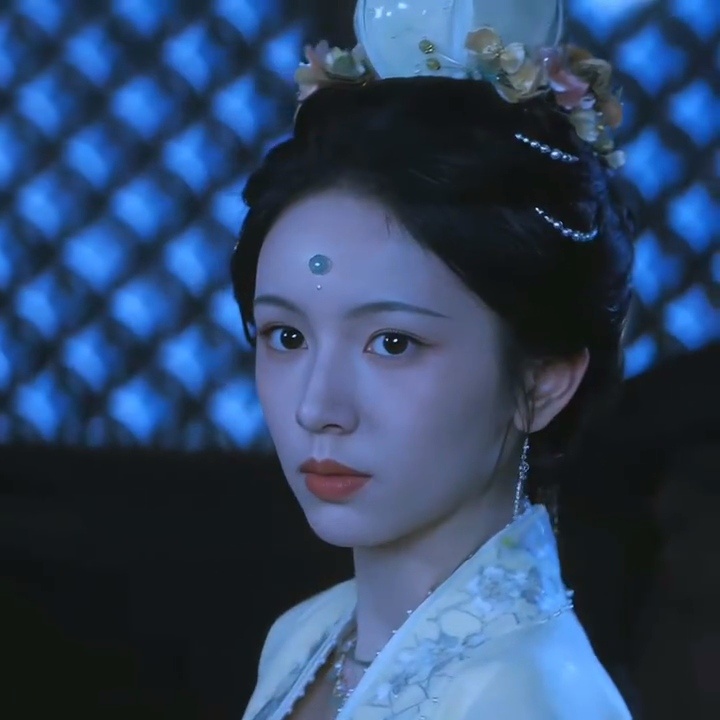 你们知道吗周也一瓯春卡大头每一帧美得我都想截下来，莲花冠太美了🪷。。。 ​​​