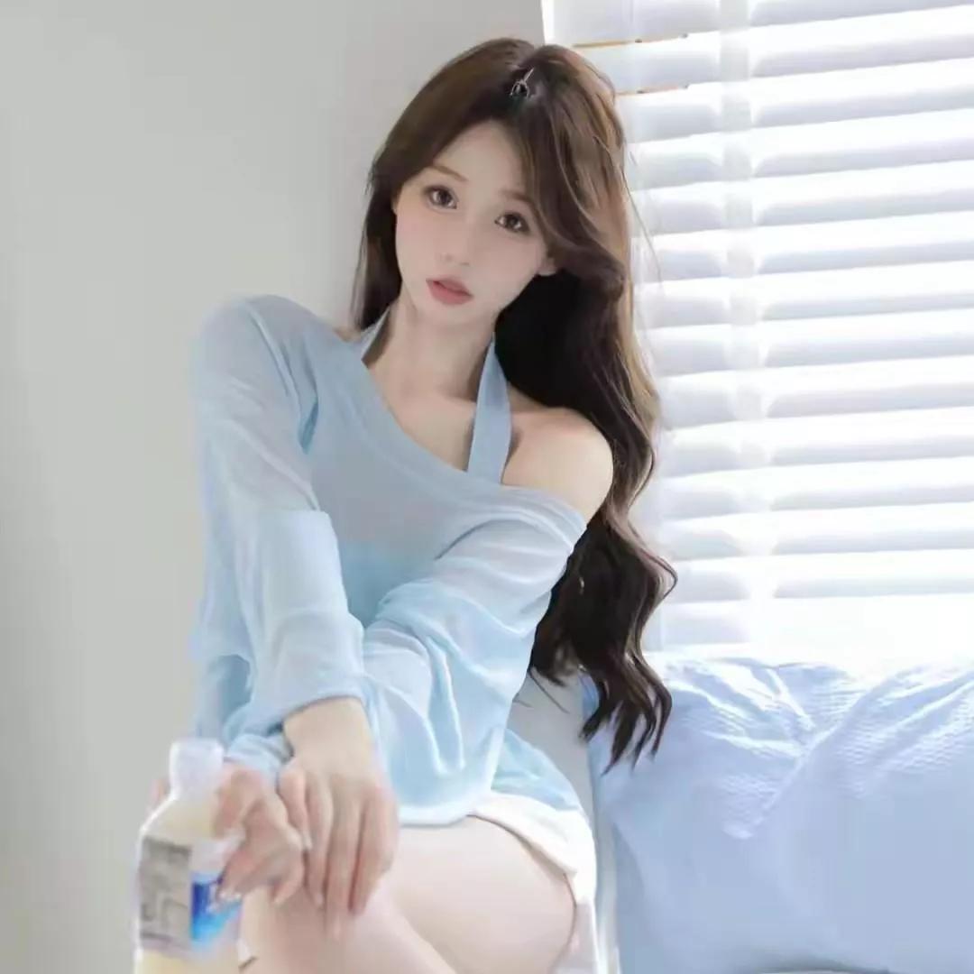 清新淡雅的少女，温柔的晨光洒在她的身上。自然清新美少女 温柔美少女 甜系少女照 