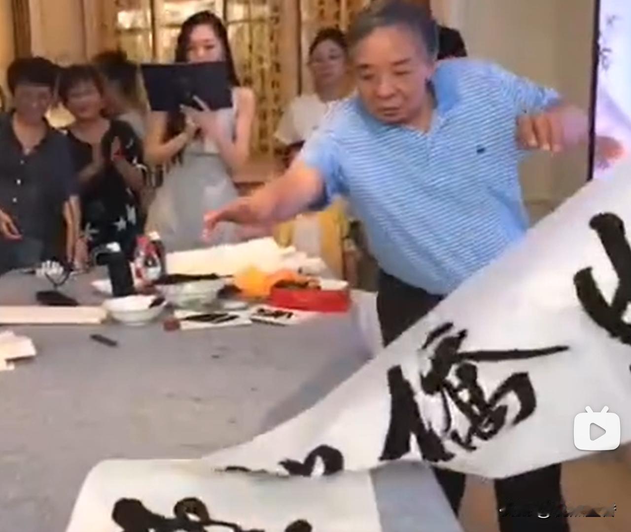 书法家顾仲安老师真的老了，但书法魅力不减当年呀！
今天小编在bilibili上看