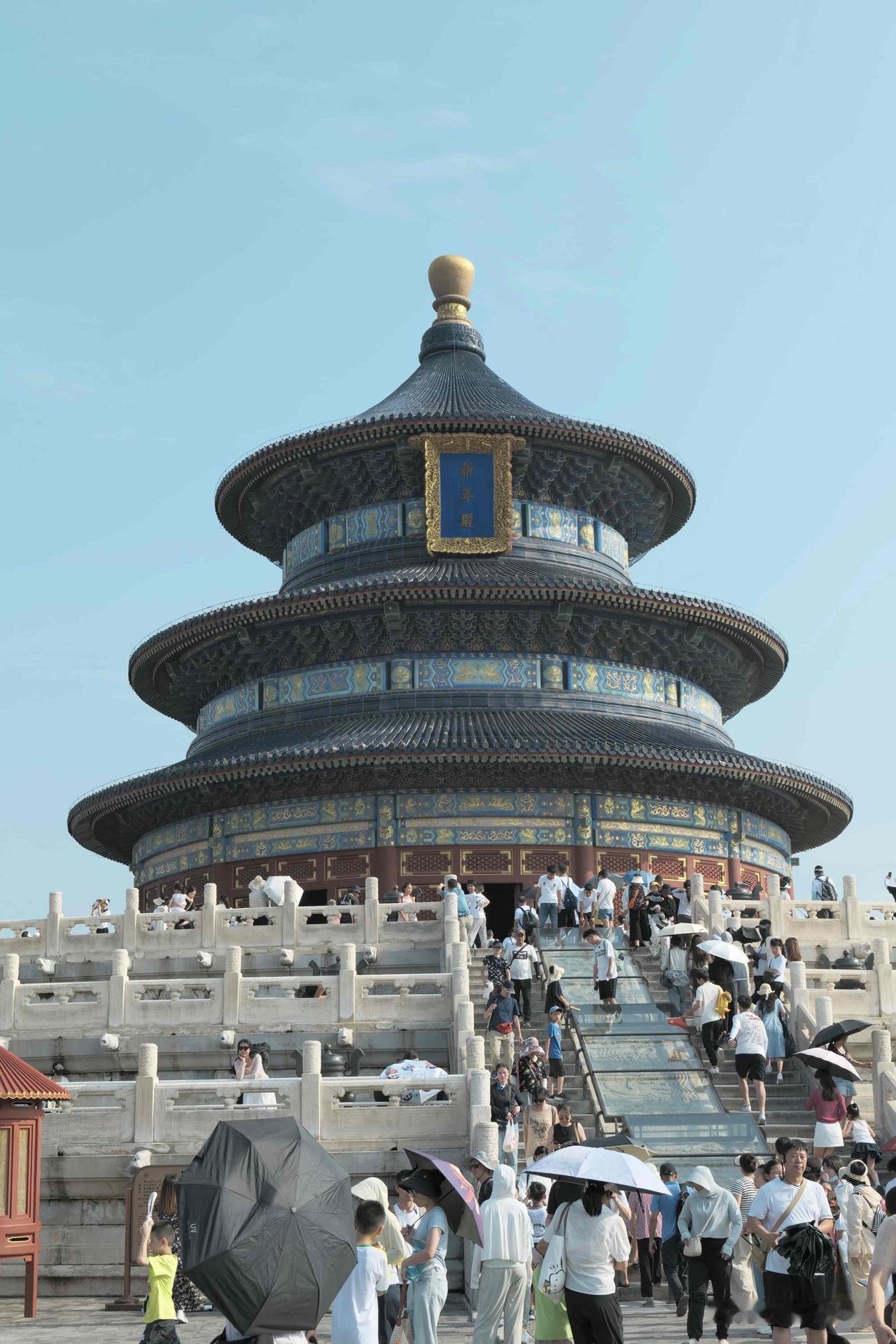 天坛赞
＿＿＿郭赋林（釜麟）

粤若玄穹垂象，紫宙开章；皇王受命，礼秩昭彰。仰观