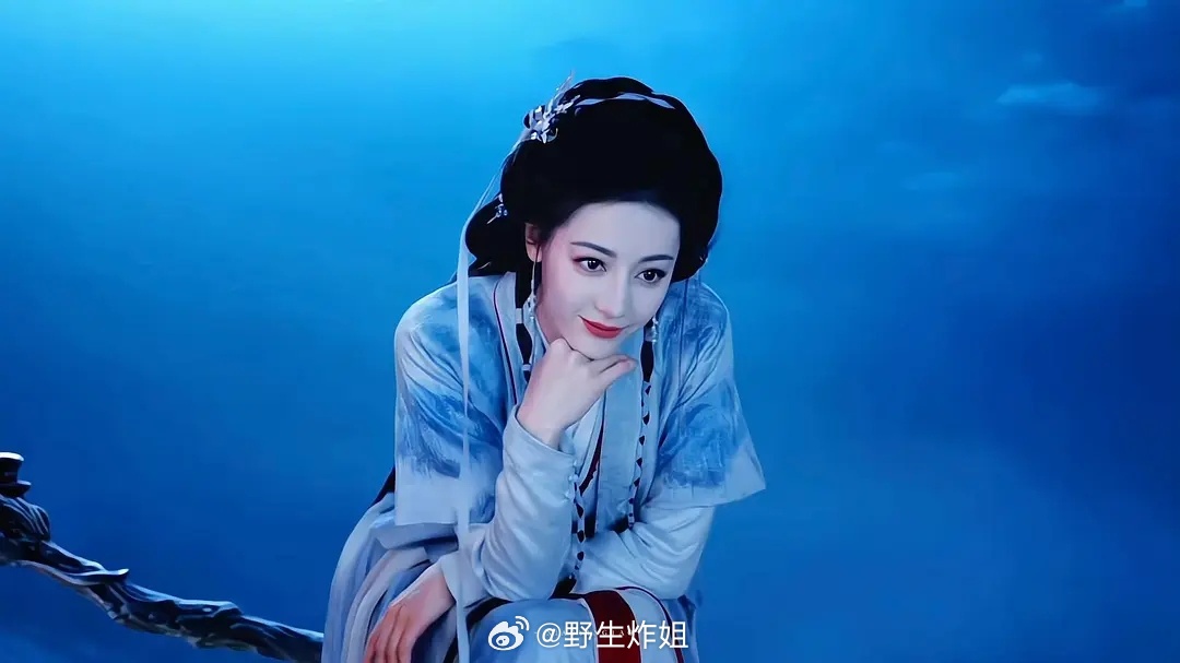 迪丽热巴秦时明月的这款古装造型，视觉效果上横向拉宽了，看着就和谐很多长脸应该加宽