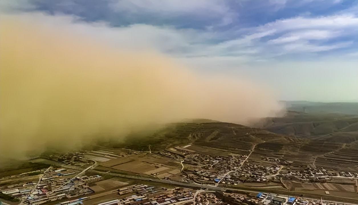 去年那场大沙尘一来，北方很多地方天都黄了，连海南都被波及，不少人张口就怪内蒙古，