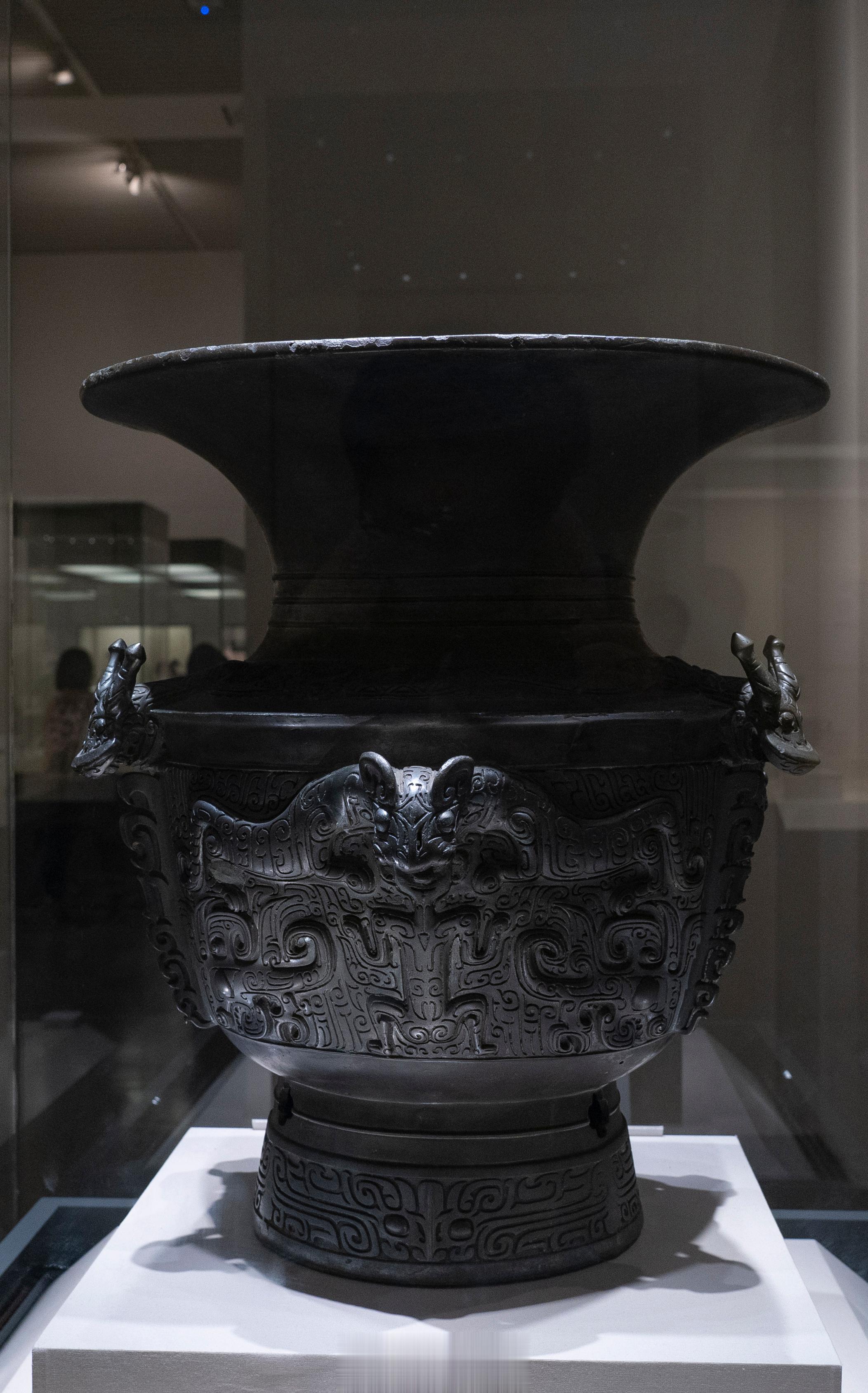 龙虎纹青铜尊 商后期 (约公元前14世纪-前11世纪) 高50.5厘米。口径44
