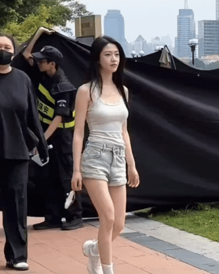 这个向涵之是真的火起来了，经常能刷到她，高颜值，大长腿，还有超绝好身材，这谁不喜