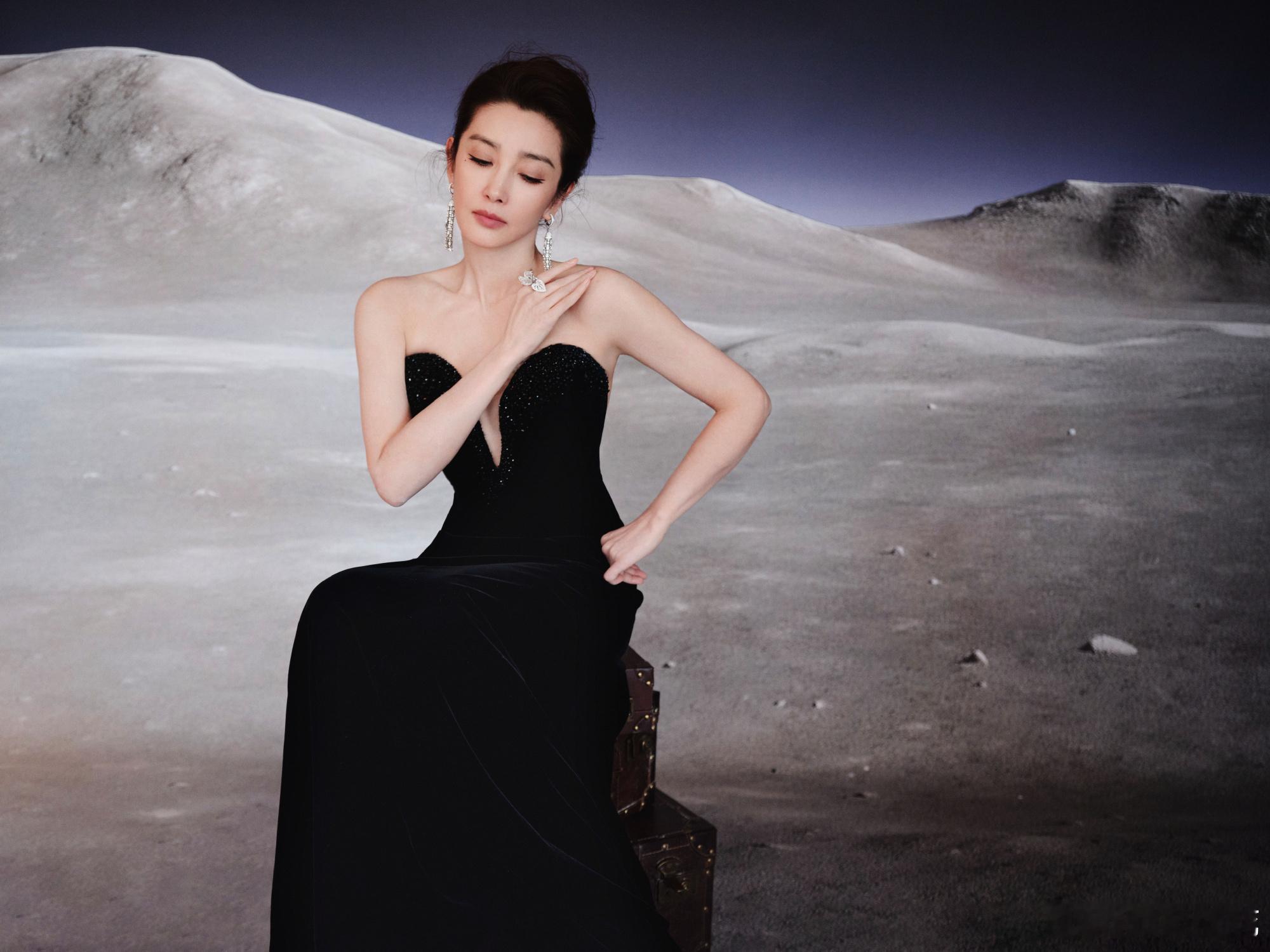 李冰冰 ｜ 微博之夜红毯微博之夜 今晚最大牌的一条裙子 ，来自 Giorgio 