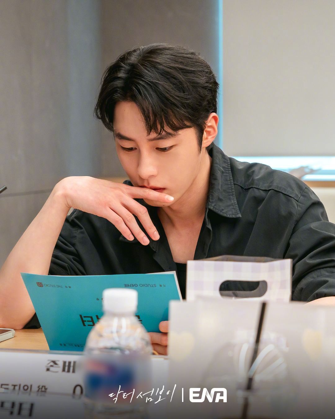 韩剧官宣李宰旭辛叡恩洪民基李秀卿 主演ENA新月火剧医生岛男 公开剧本研读照，6