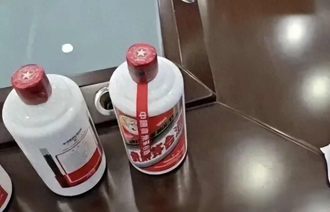 茅台宴请变“李鬼”局？服务员偷梁换柱，酒业黑幕何时休？

那天晚上，王先生在闵行