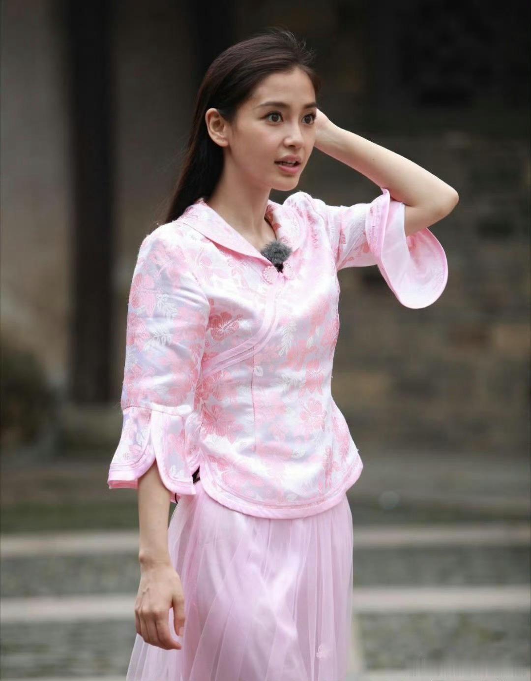 baby虽然不白，但是五官太美了，让人感觉很真实的美 