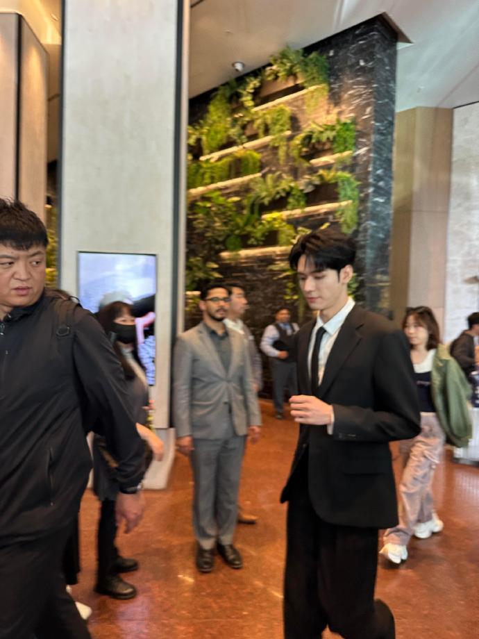 顶光战神龚俊穿西服出现了 龚俊地球超新鲜2西装蛊感 顶光战神龚俊穿西服出现了，谁