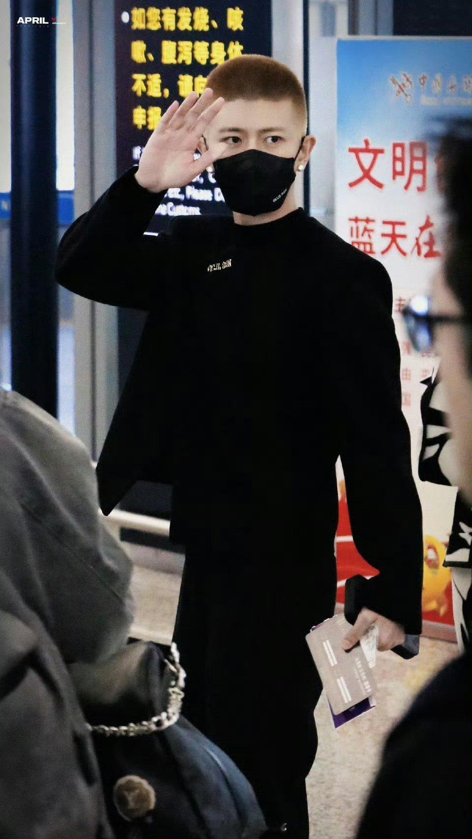 任嘉伦出发爱奇艺尖叫之夜，这个发色太帅了